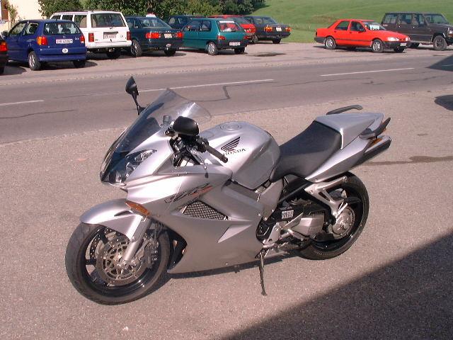 http://www.evfr.org/modules/My_eGallery/gallery/Photos_des_motos_des_membres/VFR-Kheops.jpg